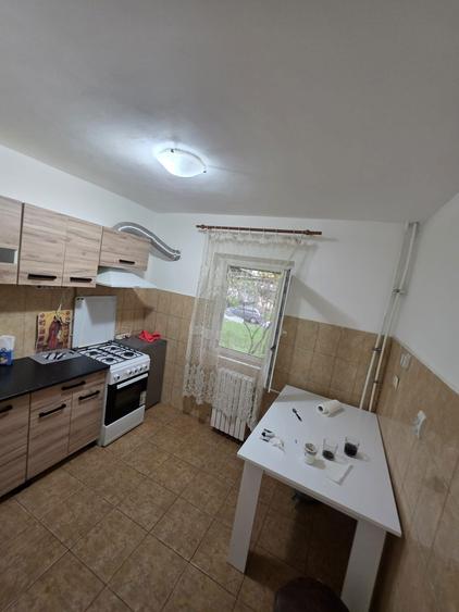 Vand / Inchiriez Apartament cu 2 Camere Decomandat In Zona Centrala Langa Peco Mol - 1