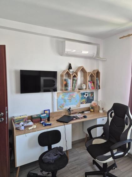 Apartament cu 3 camere semidecomandat, mobilat în Colentina