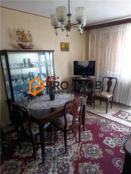 Apartament cu 3 camere decomandat în Micro 5