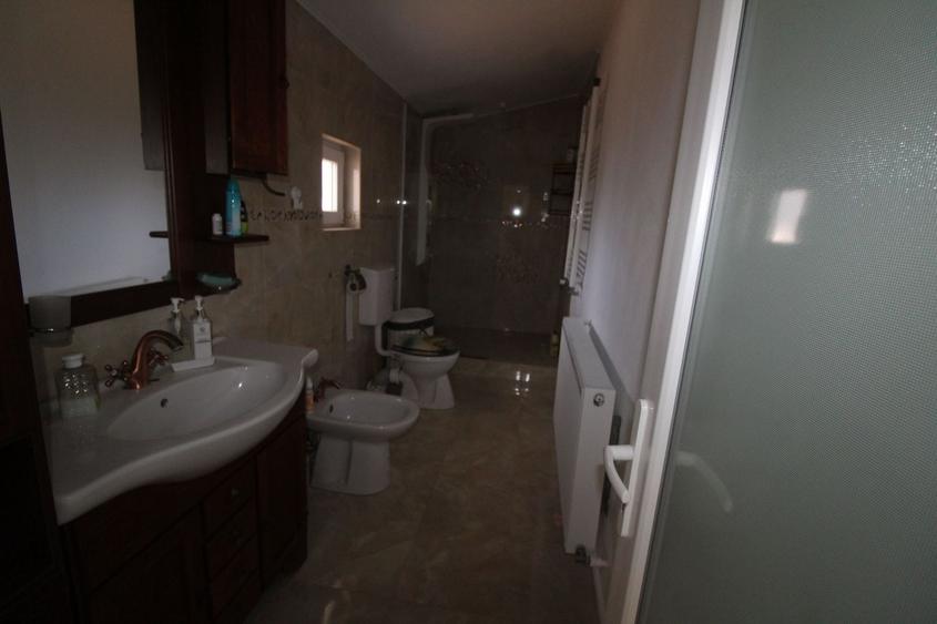 Casă individuală cu 6 camere cu Canalizare în Est