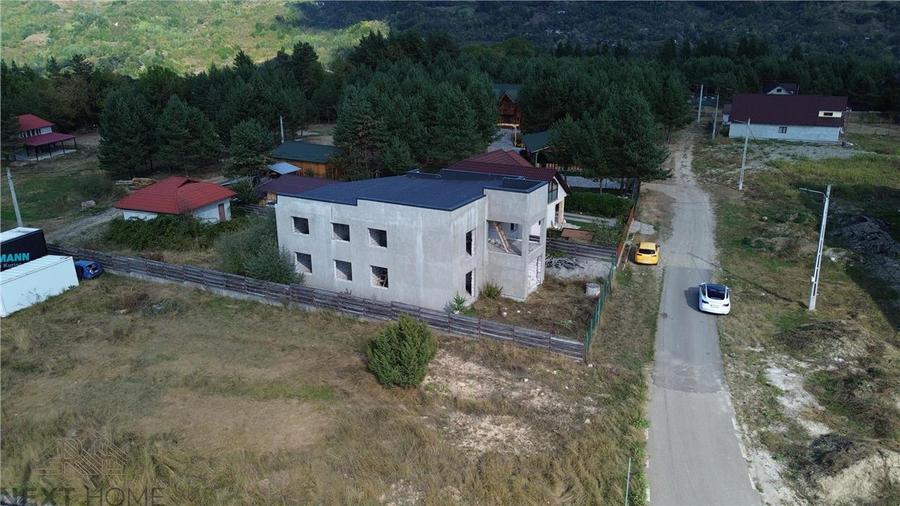 Casă cu 12 camere cu Teren 680 Mp în Podu Nărujei