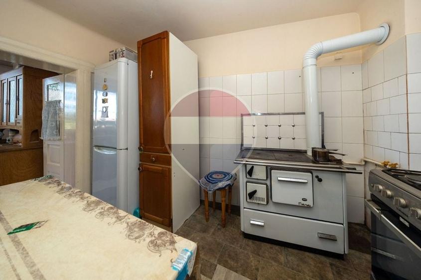 Casă individuală cu 6 camere cu Teren 1900 Mp în Central