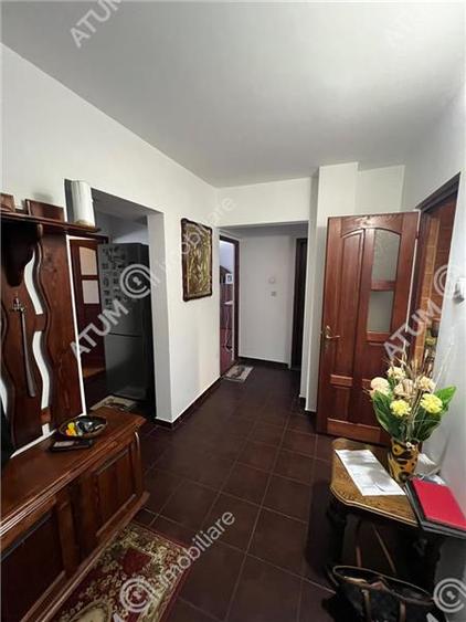 Apartament cu 3 camere decomandat, mobilat în Vasile Aaron