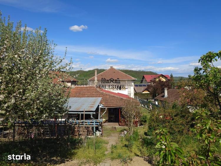 Casă cu 9 camere cu Teren 2339 Mp în Central
