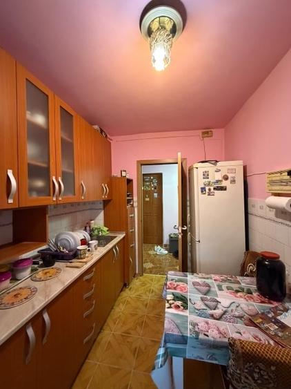 Apartament cu 3 camere semidecomandat, mobilat în Lipovei