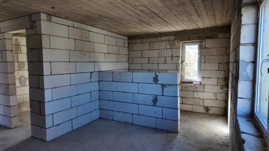 Casă cu 5 camere cu Teren 1000 Mp în Roșu