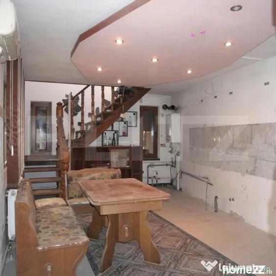 Casă cu 5 camere cu Teren 296 Mp în Central