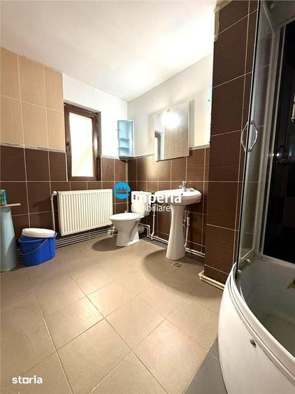 Casă cu 8 camere cu Teren 300 Mp în Ciurea