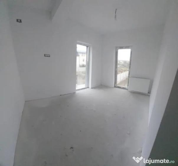 Casă cu 4 camere cu Teren 400 Mp în Central