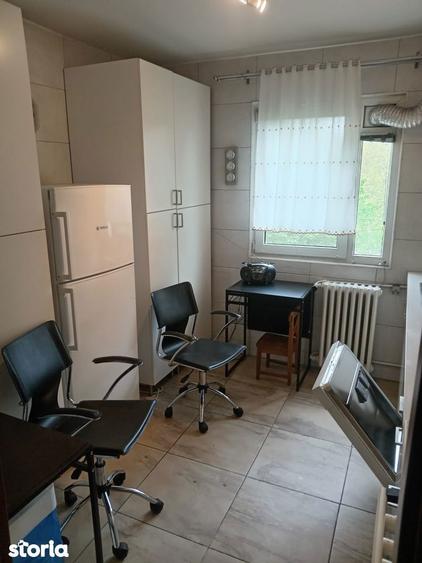 Apartament cu 3 camere semidecomandat, mobilat în Titan
