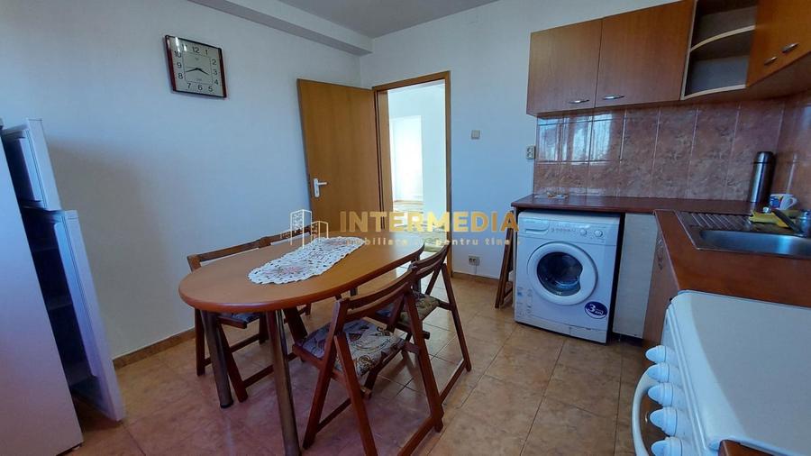 Apartament cu 3 camere decomandat, mobilat în Cetate