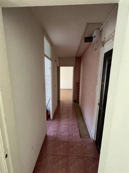Apartament cu 3 camere semidecomandat în Calea București