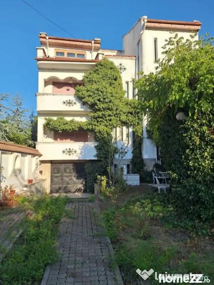 Casă cu 10 camere cu Teren 626 Mp în Central