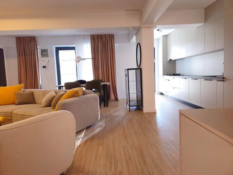 Apartament cu 4 camere decomandat, mobilat în Iancu Nicolae