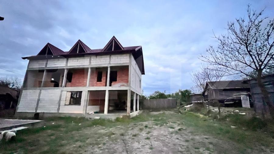 Casă individuală cu 13 camere cu Canalizare în Goicea