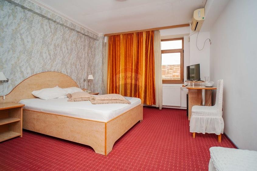 Hotel/Pensiune, de 1,855 mp, în Central
