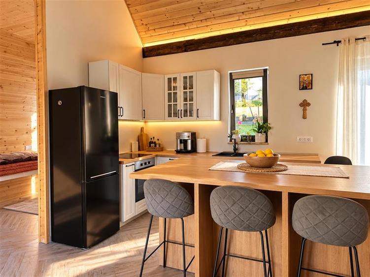Casă individuală cu 3 camere cu Teren 2216 Mp în Exterior Est
