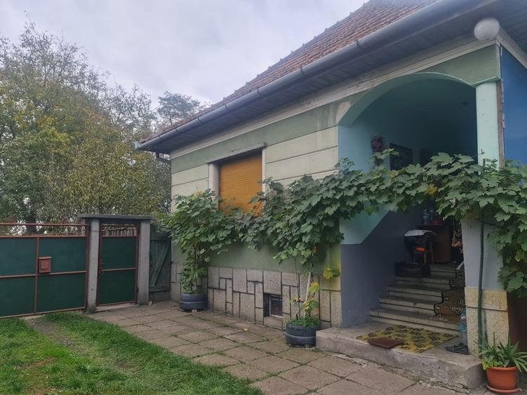 Casă cu 4 camere cu Teren 2550 Mp în Stupini