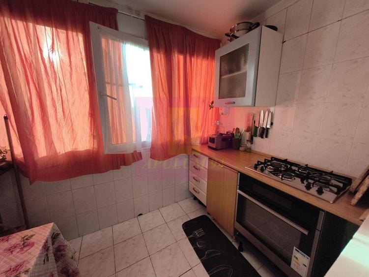 Apartament cu 4 camere semidecomandat, mobilat în P-ța Reșița