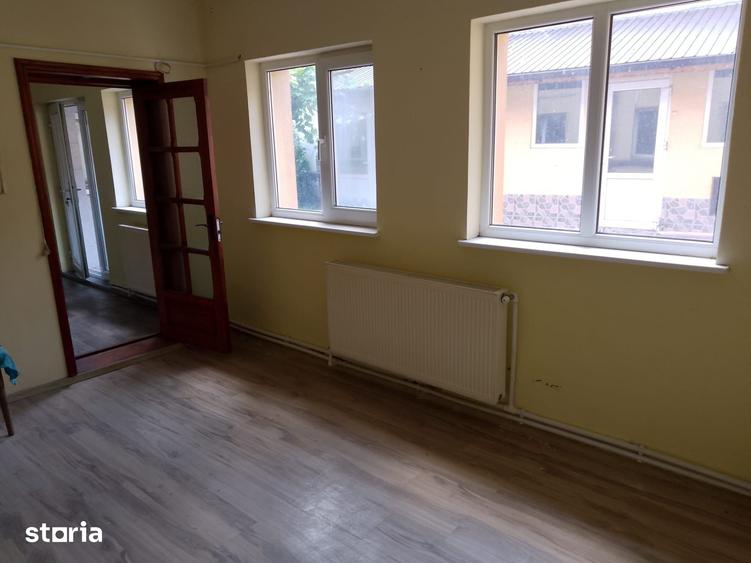 Casă cu 4 camere cu Teren 283 Mp în Independenței