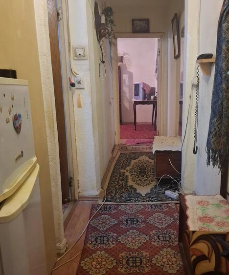 Apartament cu 3 camere semidecomandat în Groapa