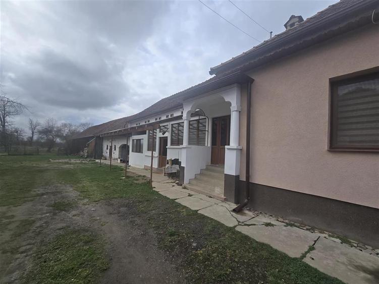 Casă individuală cu 5 camere cu Teren 2000 Mp în Recea