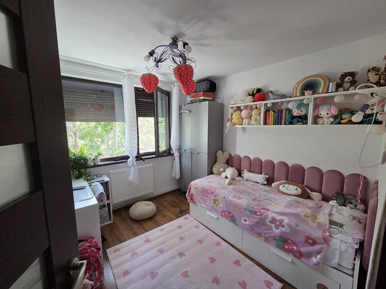 Apartament cu 4 camere decomandat în Drumul Taberei