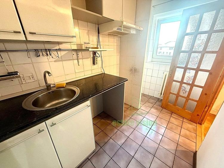 Apartament cu 3 camere semidecomandat în Moșilor