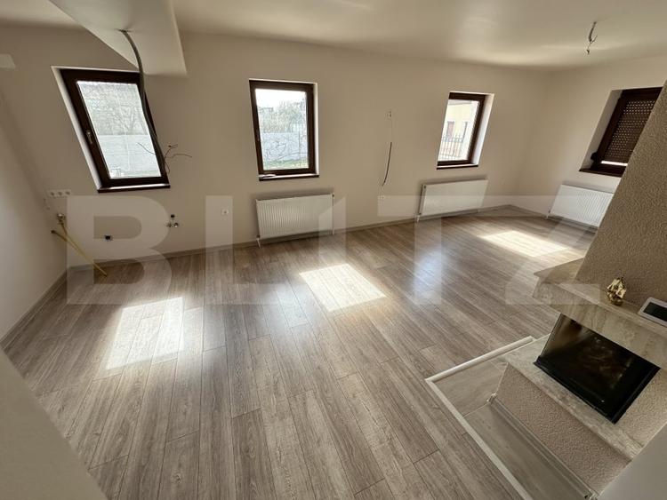 Casă individuală cu 7 camere cu Canalizare în Simeria