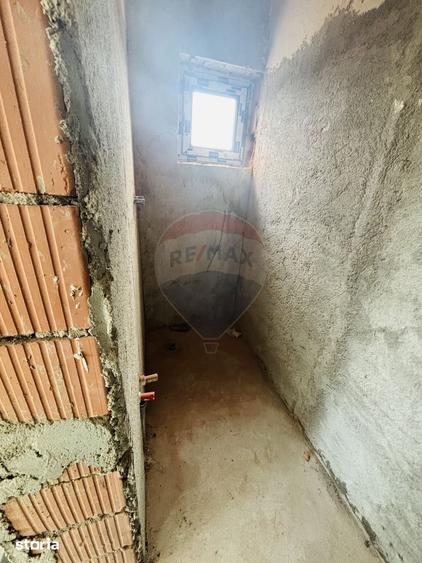 Casă cu 8 camere cu Teren 520 Mp în Balotești