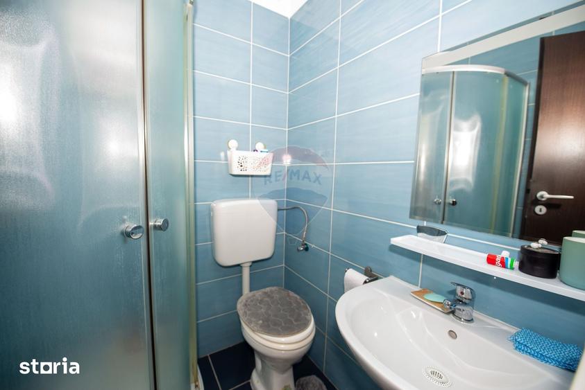 Apartament cu 3 camere semidecomandat în Rahova