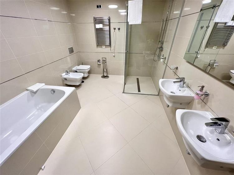 Apartament cu 6 camere decomandat, mobilat în Poiana Brașov