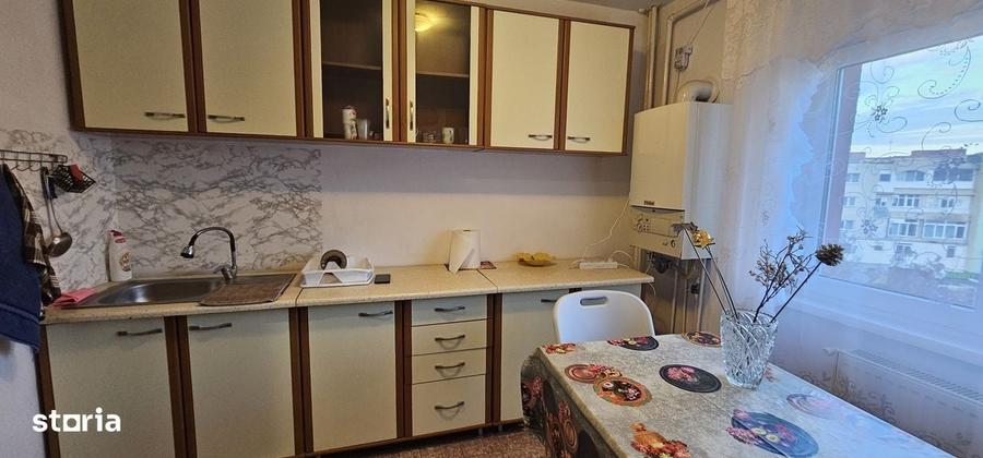 Apartament cu 3 camere decomandat în Calea București