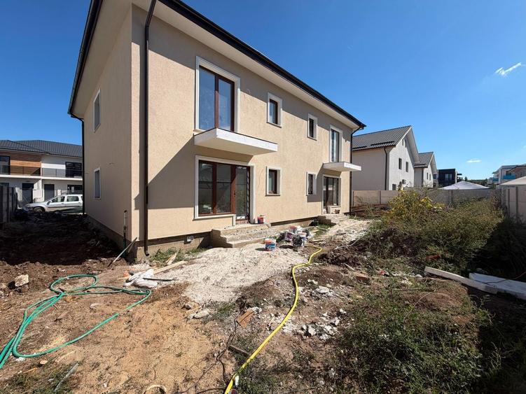 Duplex cu 4 camere cu Canalizare în Central