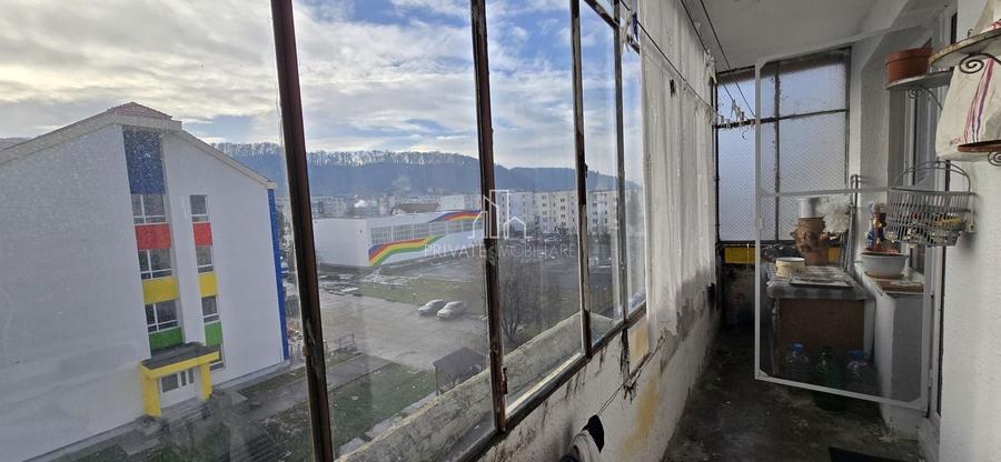 Apartament cu 3 camere semidecomandat, mobilat în Est