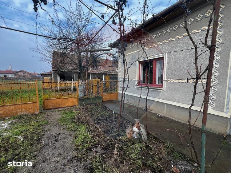 Casă cu 4 camere semidecomandat cu Teren 2144 Mp în Șeitin
