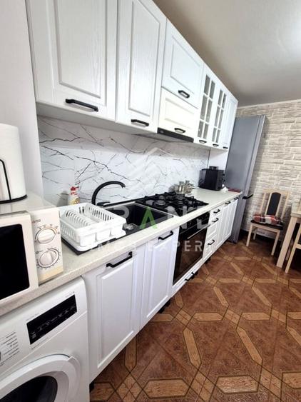 Apartament cu 3 camere semidecomandat, mobilat în Iris