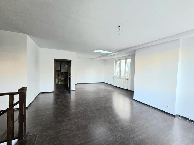 Apartament cu 6 camere nedecomandat, mobilat în Moșilor