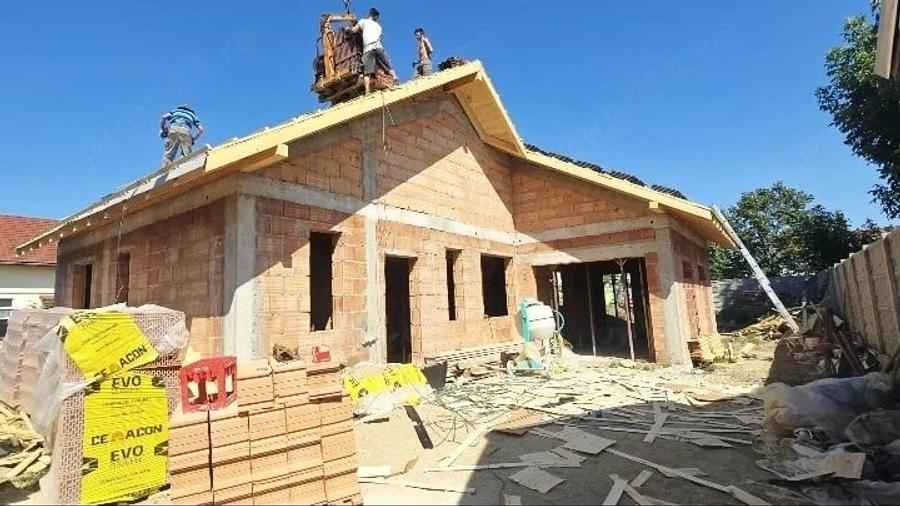 Casă cu 6 camere cu Teren 394 Mp în Central