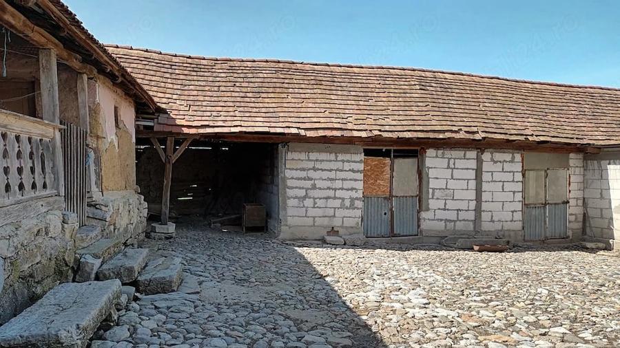 Casă cu Teren 200 Mp în Central