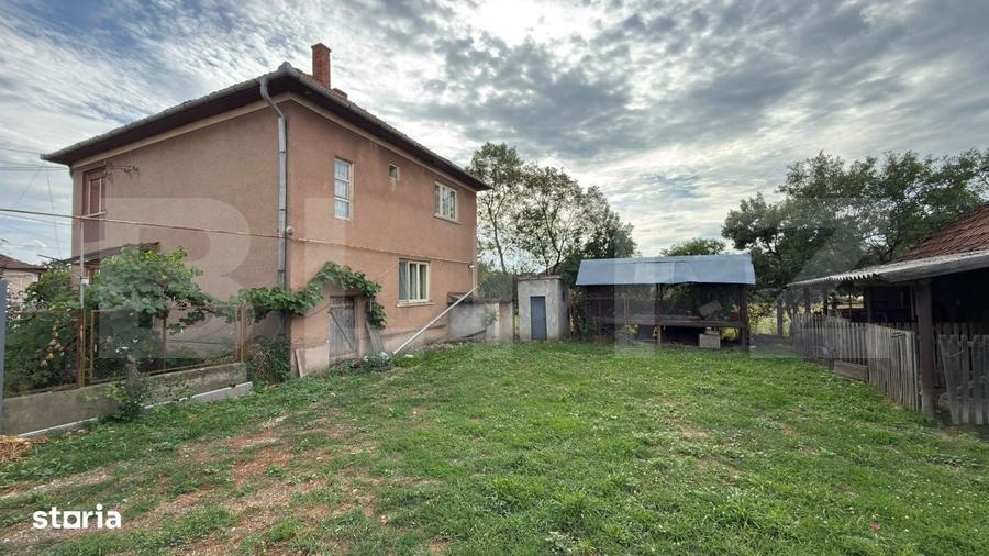Casă cu 4 camere decomandat în Cărășeu