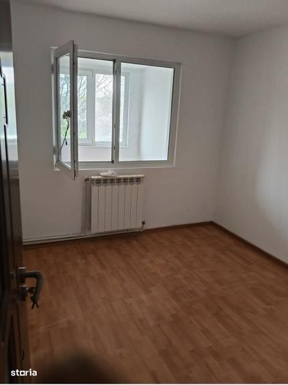 Apartament cu 4 camere semidecomandat în Micro 39