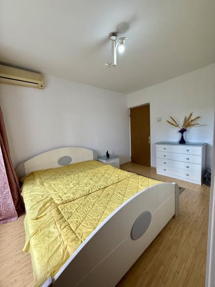 Apartament cu 3 camere decomandat, mobilat în P-ța Victoriei