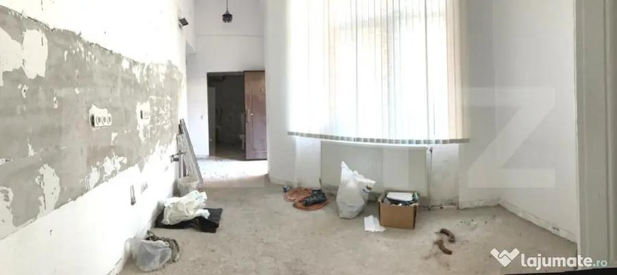 Apartament cu 3 camere semidecomandat în Central
