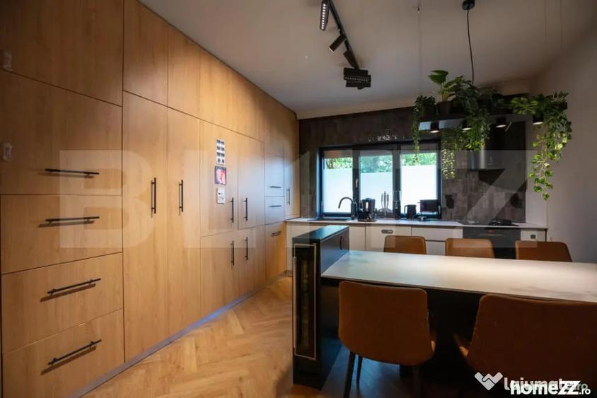Apartament cu 4 camere decomandat în Est