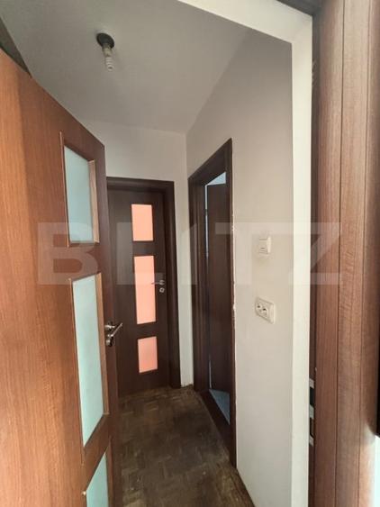 Apartament cu 3 camere semidecomandat, mobilat în Tractorul