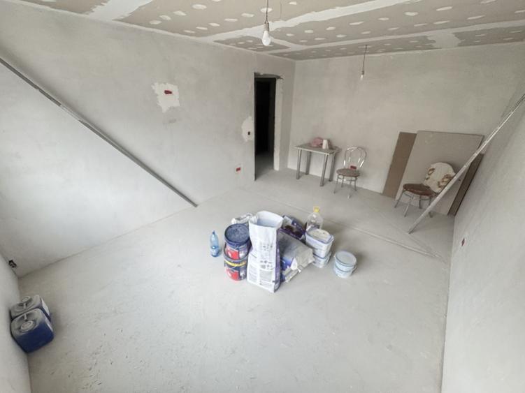Apartament cu 3 camere decomandat în CET — fotografia 1