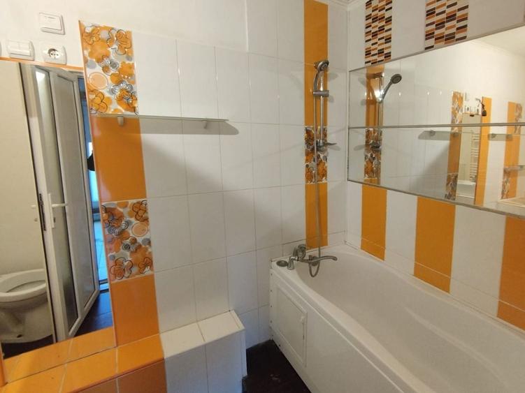 Apartament cu 4 camere semidecomandat, mobilat în Brașovul Vechi