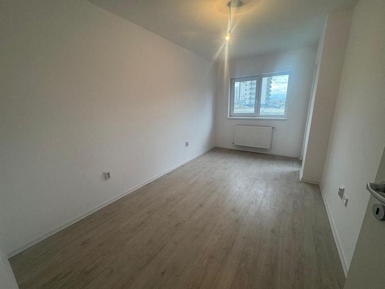 Apartament cu 4 camere semidecomandat în Sud