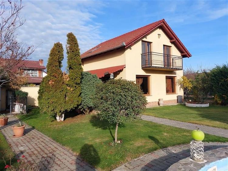 Casă individuală cu 15 camere cu Piscina în Fântânele